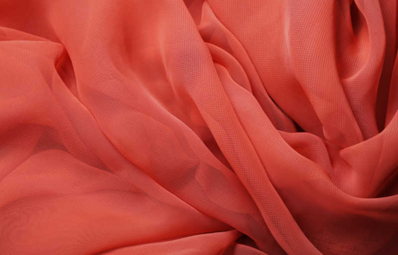 柔软的红色纱巾