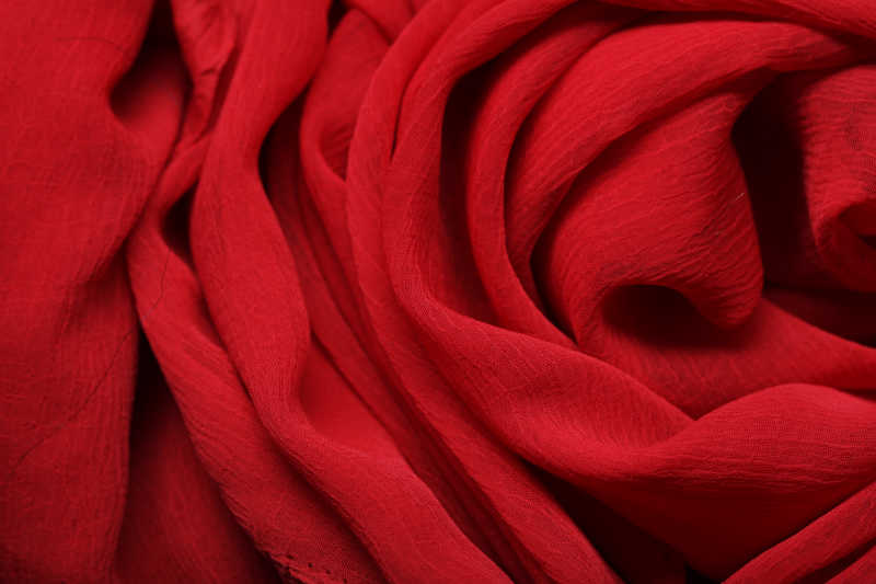 流动的红色纱巾