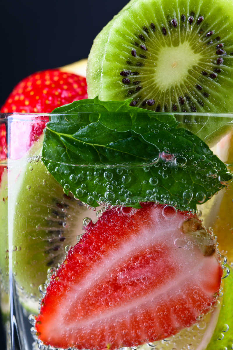 喝成熟的多汁水果在杯子中