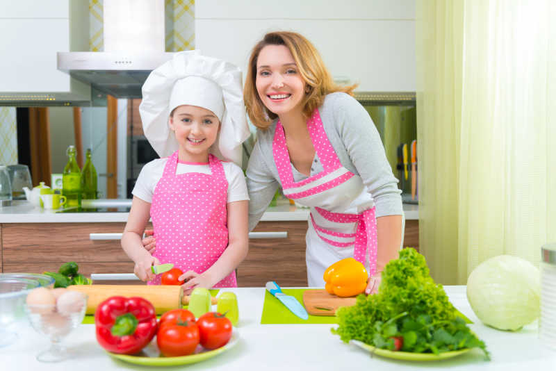 小女孩和母亲在厨房做煮菜