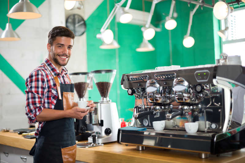 咖啡店制作咖啡的男咖啡师