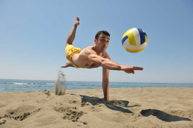 沙滩上接球的沙滩排球运动员