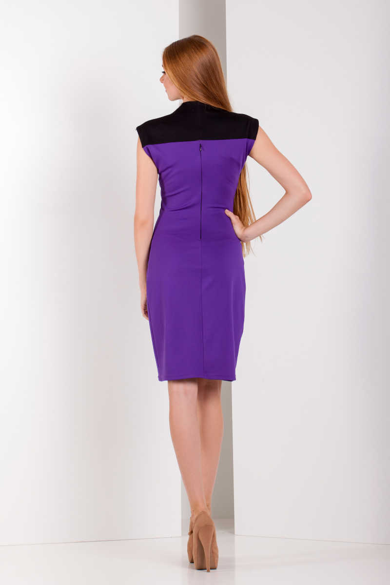 漂亮的穿紫色裙子的高挑的模特
