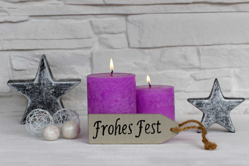 圣诞节紫色蜡烛和时尚的圣诞节装饰