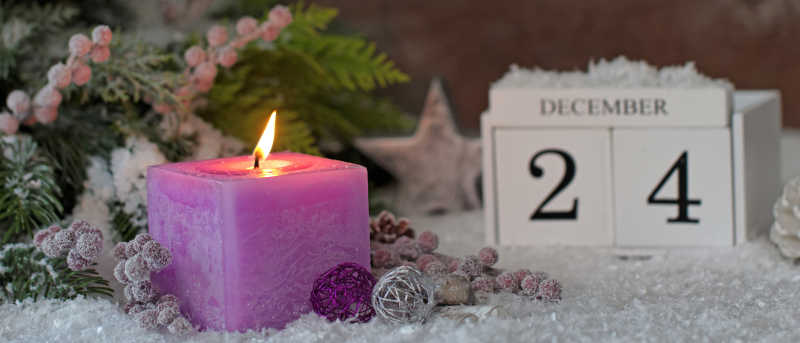 圣诞节前夜的燃烧的蜡烛和日历