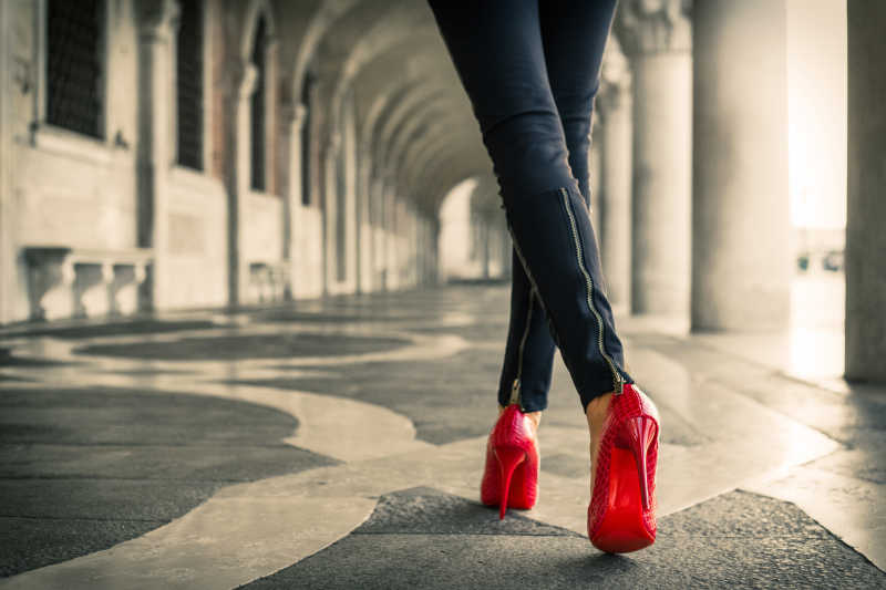穿红色高跟鞋走路的美女