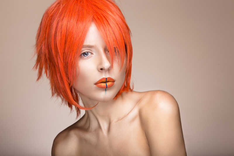 赤裸上身橙色头发的美女