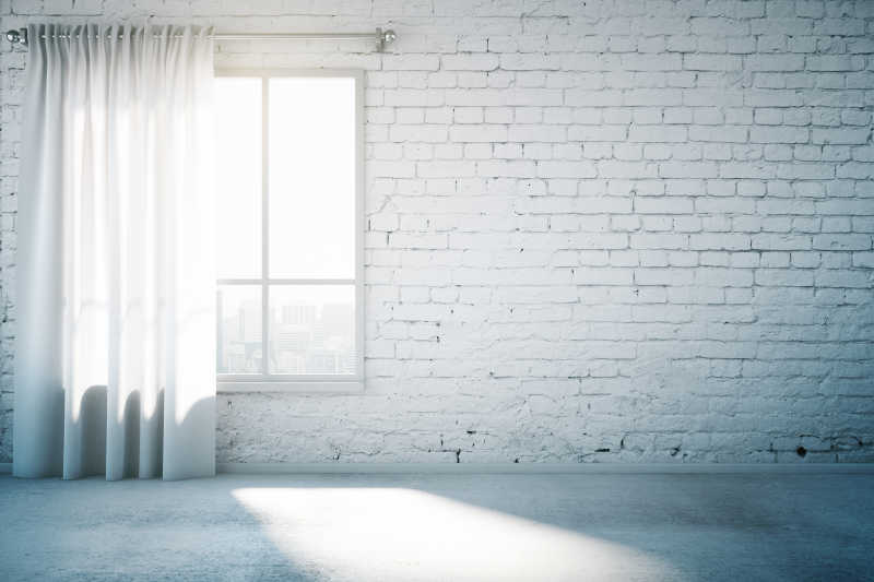 空旷的房间里白色墙壁和白色窗帘