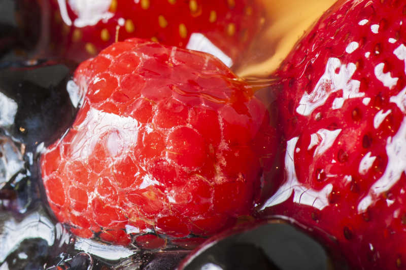 水果蛋糕上的莓子特写