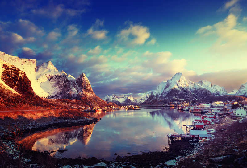 蓝天白云下挪威罗弗敦群岛的群山和湖泊风景
