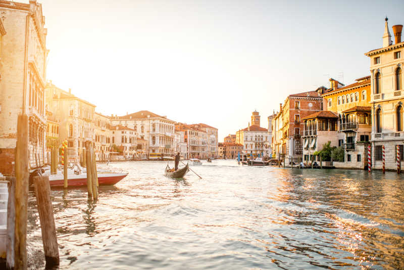 日出-日落下的大运河上的威尼斯城市景观