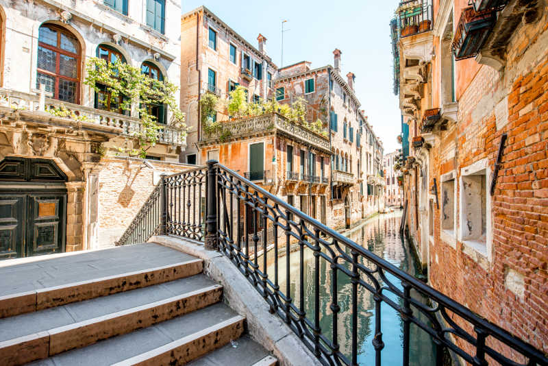 晴天威尼斯建筑中间运河上的小桥