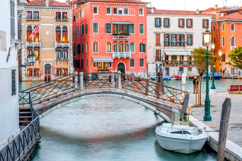 威尼斯城里黄昏时的小桥流水