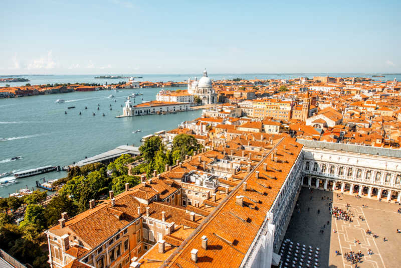 威尼斯圣玛丽亚大教堂和圣马可广场鸟瞰城市景观