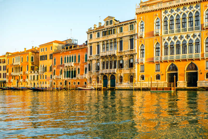 威尼斯哥特式建筑背景下的波光潋滟的运河