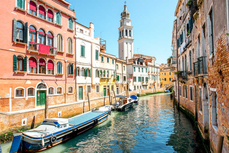 蓝天城市建筑背景下的威尼斯的运河和小船