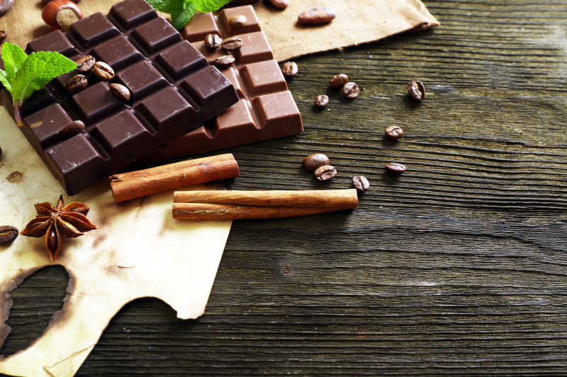 木桌上的巧克力薄荷香料和咖啡豆特写