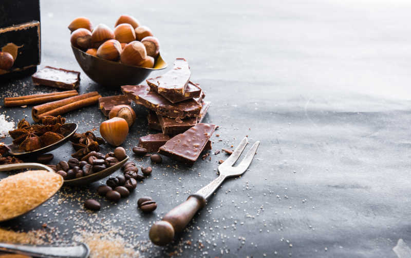 桌子上的巧克力坚果和调味料