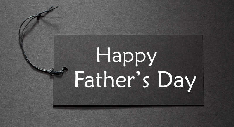 黑色标签上写着父亲节快乐