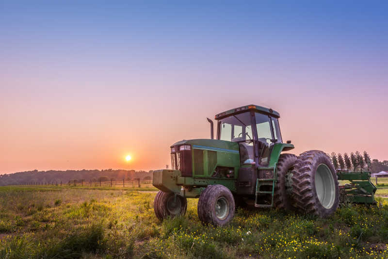 日落时分农场的拖拉机