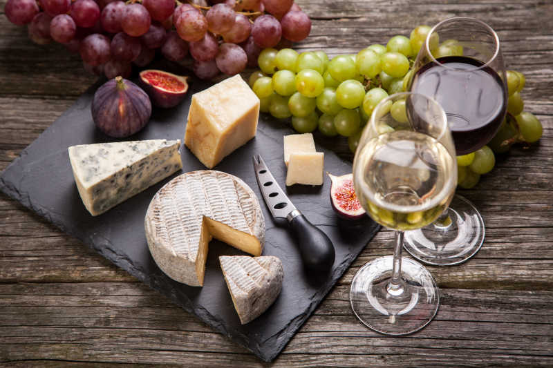 砧板上的葡萄酒和奶酪