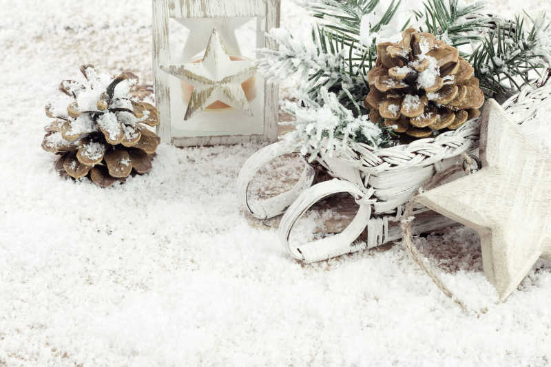 雪地上的松果和圣诞装饰品