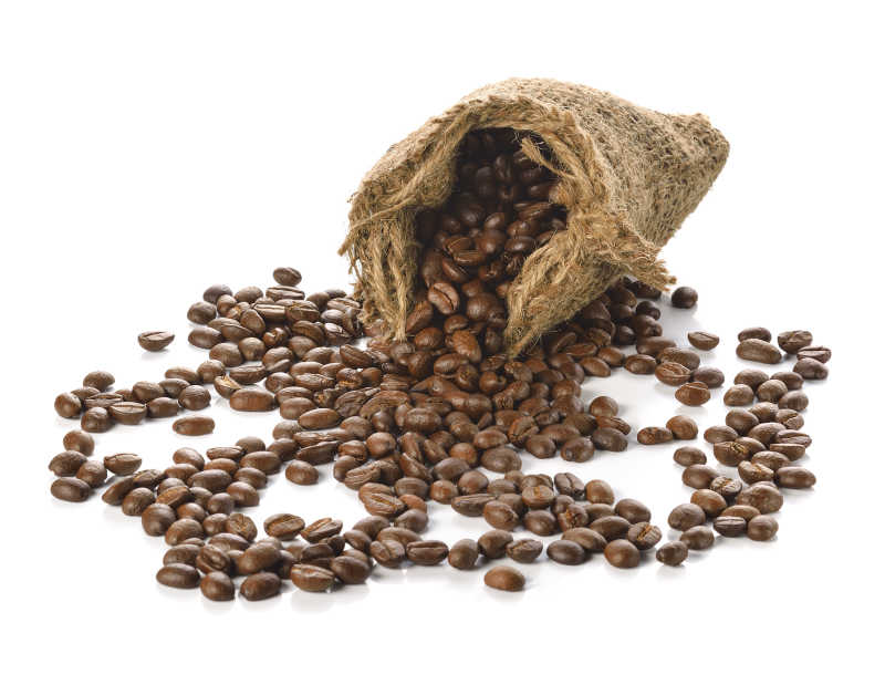 白色背景袋的咖啡豆