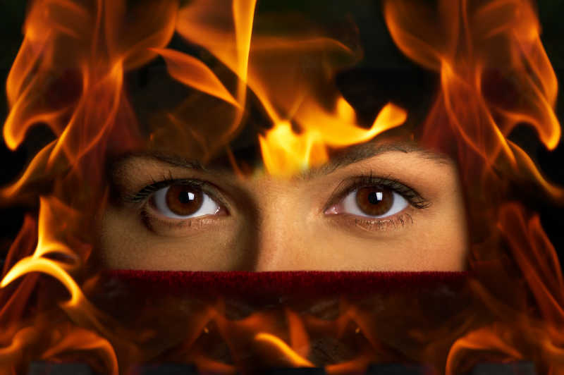 被火焰包围的神秘女人的眼睛