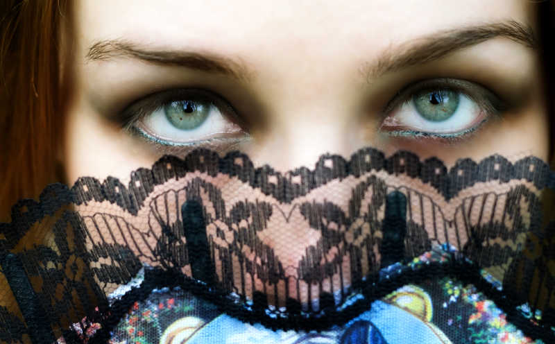 蕾丝面罩下女人美丽的绿色眼睛