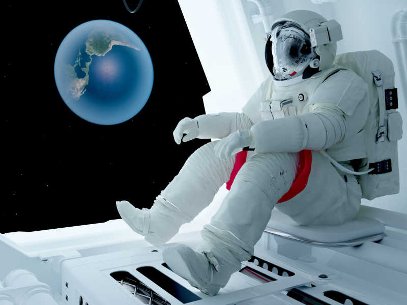 宇航员坐在宇宙飞船中