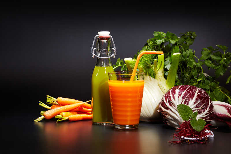营养丰富的蔬菜和蔬菜汁
