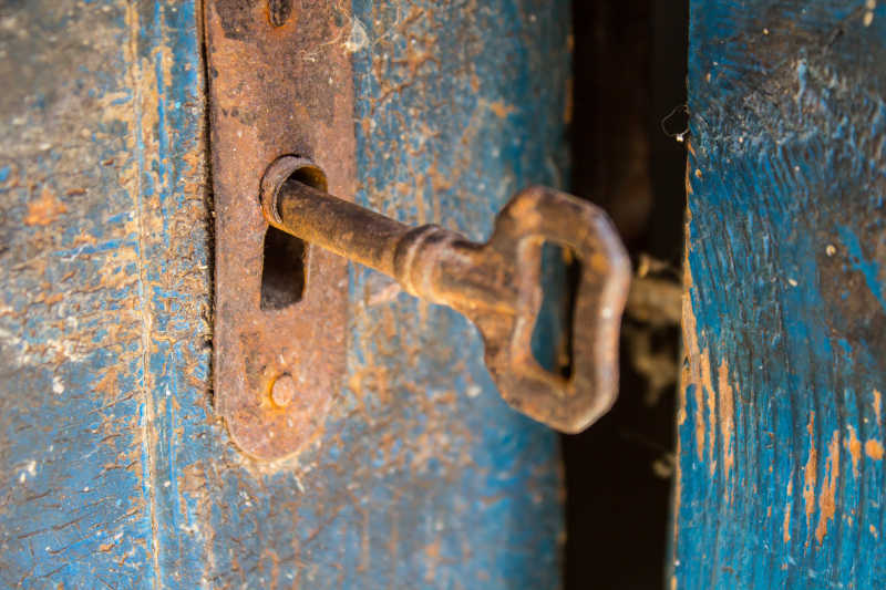 蓝色老旧木门上的旧钥匙
