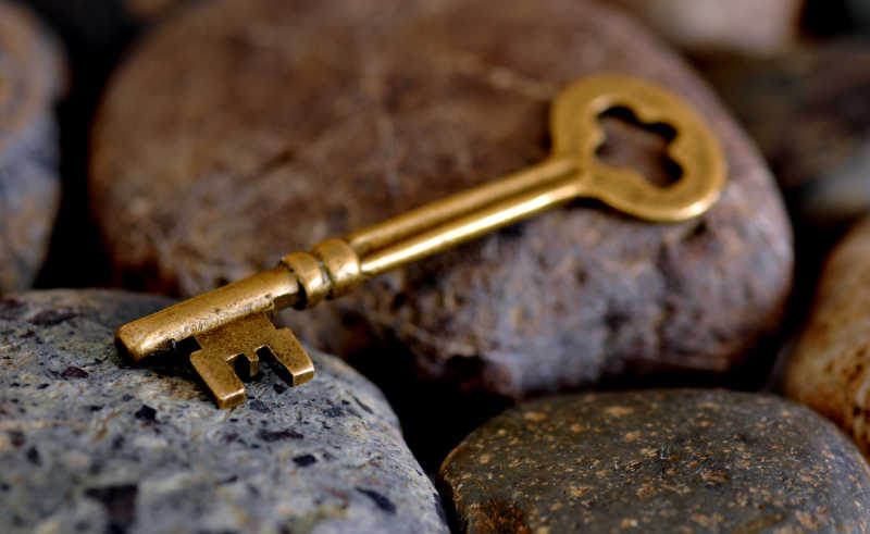 石头上的金属钥匙