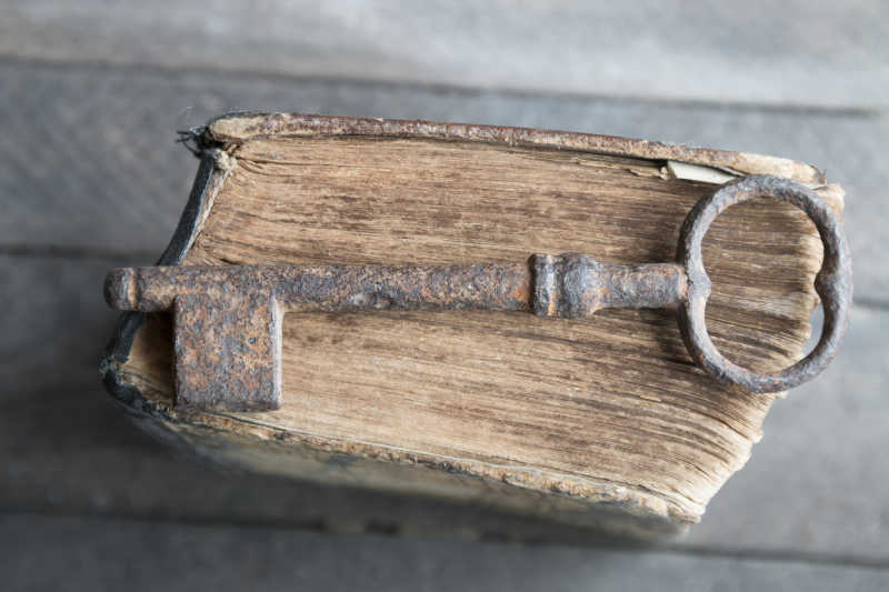 旧书上的生锈旧钥匙