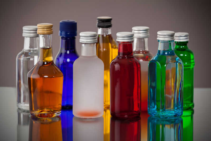 彩色小瓶子装着不同的酒