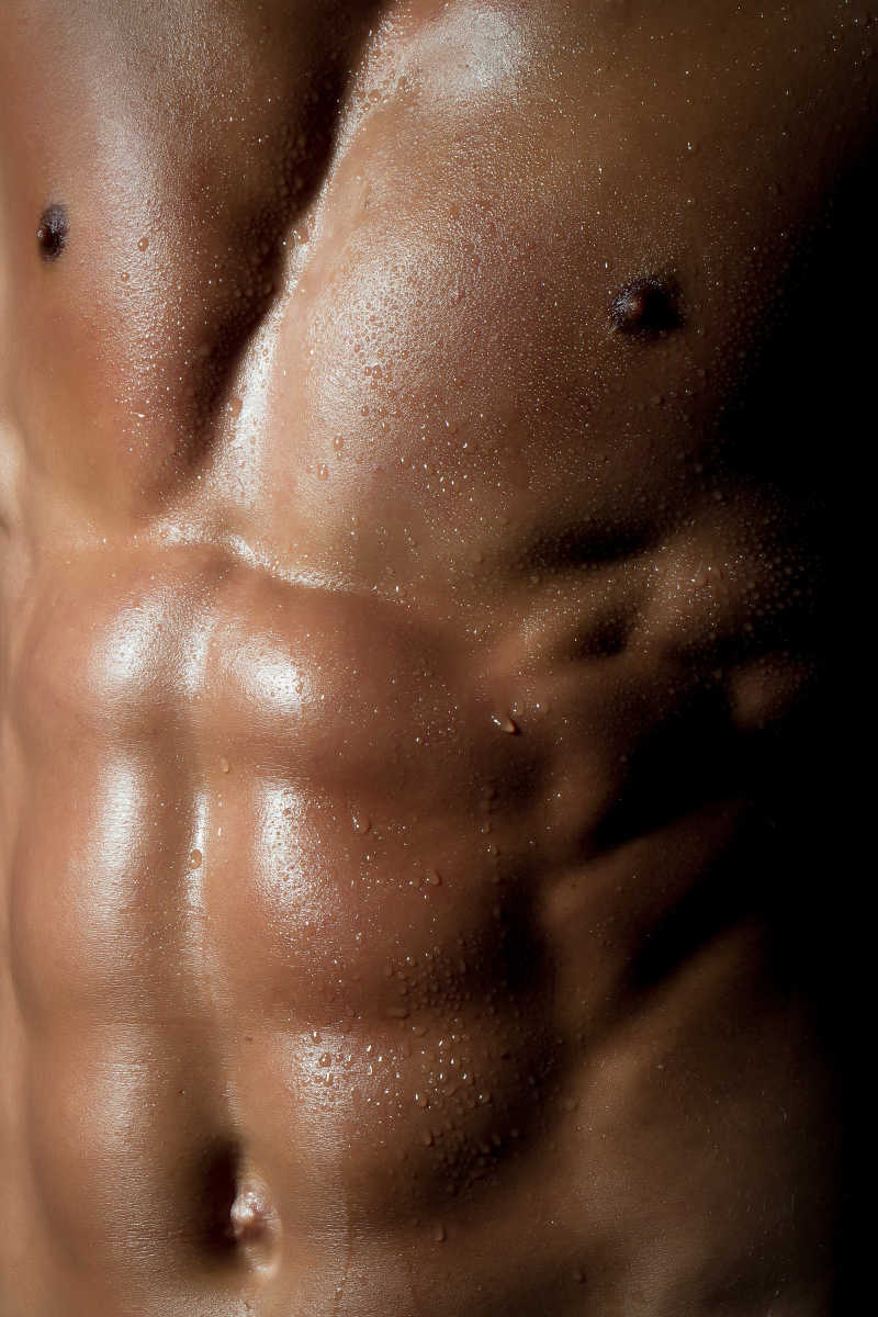 男人裸露的性感腹部肌肉