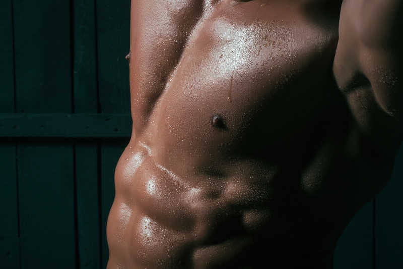 男人裸露的肌肉