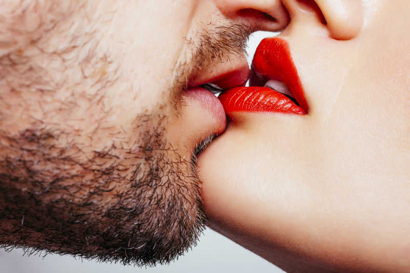 男人亲吻女人的嘴唇