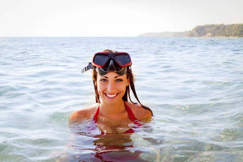 海中戴潜水镜的美丽女孩