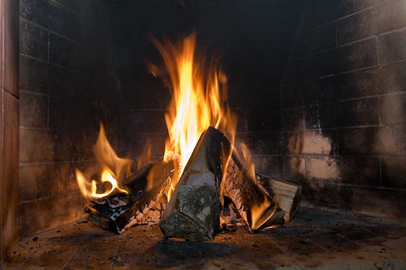 壁炉里正在燃烧的木头
