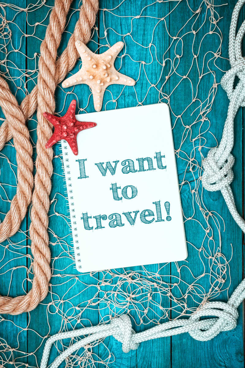 一个写着我想旅游的记事本