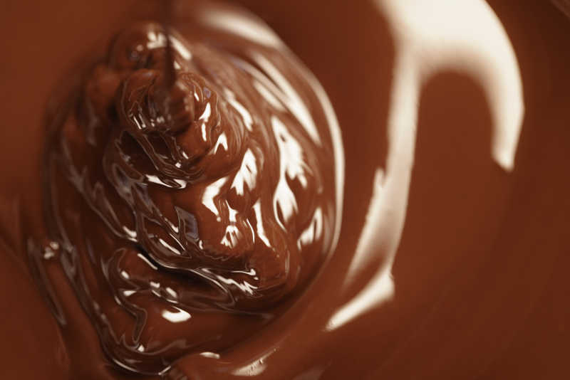 融化的液体黑巧克力