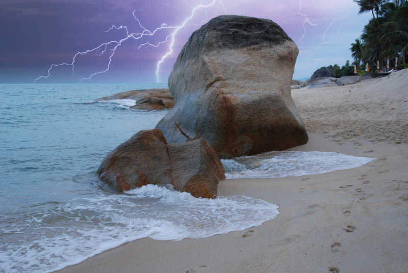 泰国苏梅岛拉米海滩的风暴袭击