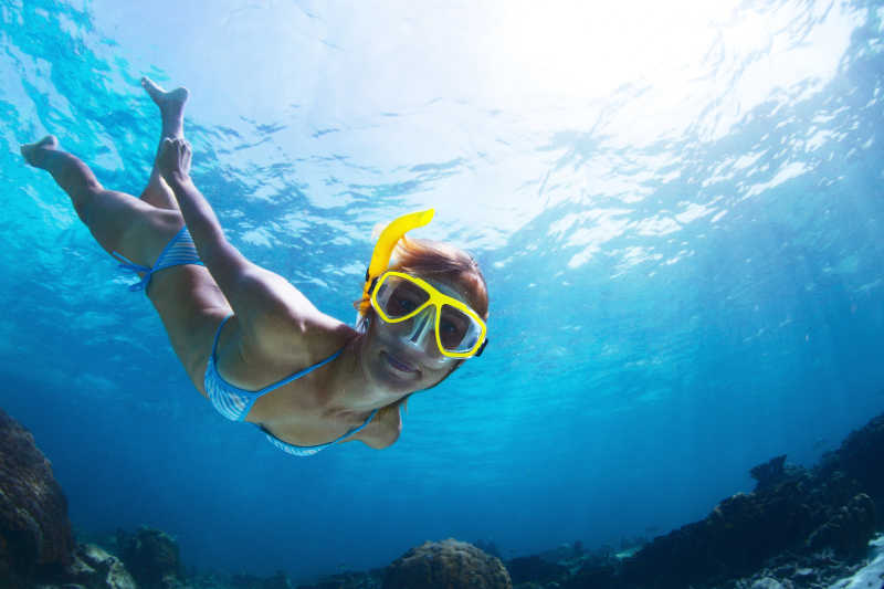 在热带海域自由潜水的女人