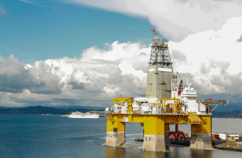 挪威海面的石油钻井平台