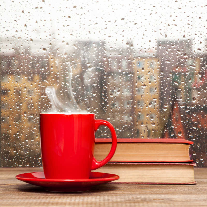窗台上的红色咖啡杯