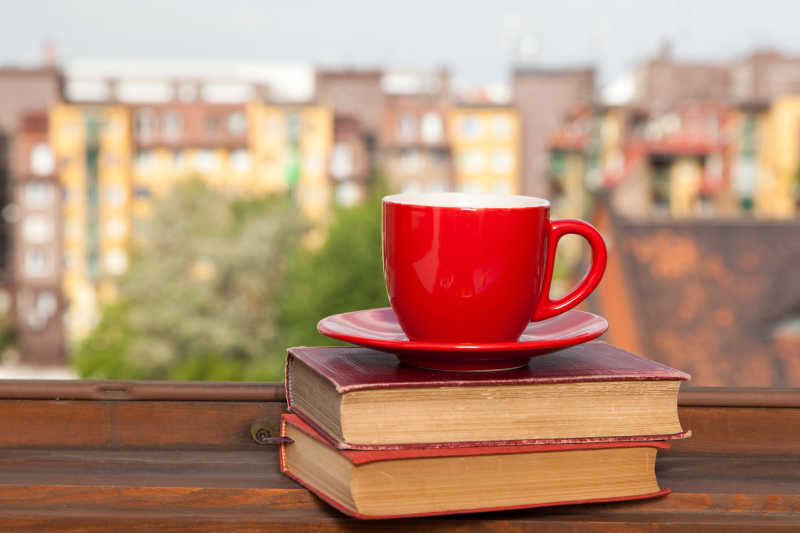 窗台上的红色咖啡杯和书籍