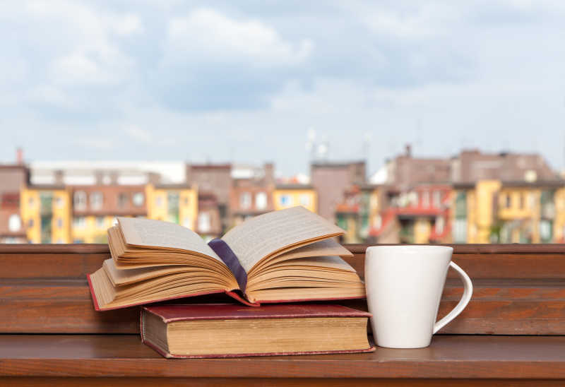 窗台上的咖啡杯和书籍