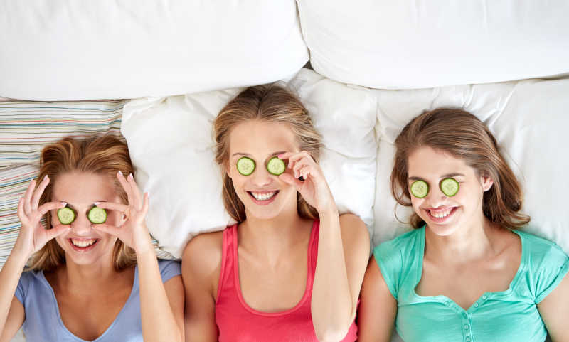 敷着黄瓜面膜躺在床上的三个女孩