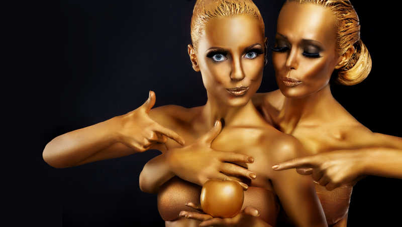 漂亮的两个涂了金色颜料的人体艺术